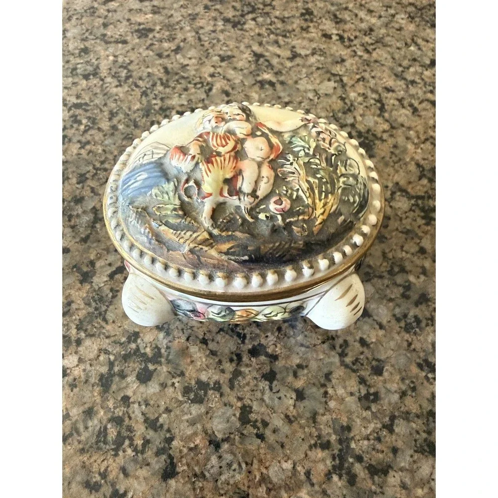 Vintage Capodimonte 1366/114 Porcelain Trinket Box Hand Painted Italy